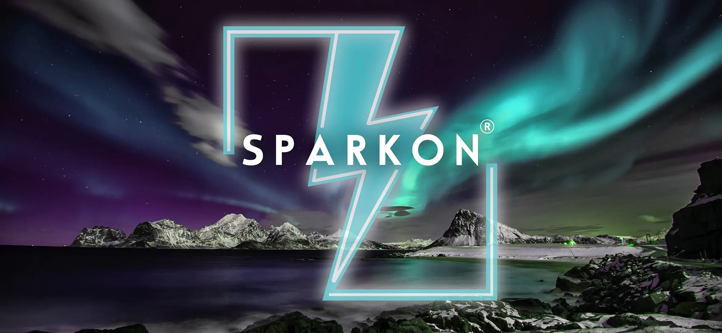 Esta imagem é o logotipo da Sparkon, um raio azul dentro de um quadrado também da cor azul claro, as bordas de neon e ao centro de tudo 'Sparkon' está escrito em branco. Ao fundo da logo está uma foto de um lago e algumas montanhas a noite com uma aurora boreal azul clara e algumas nuvens.